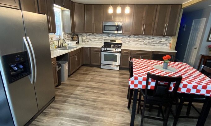 Reese House | Red Brick Country Inn: Cozy, Pet Friendly Country Home!