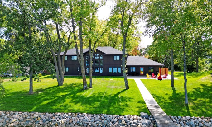 Annandale House | Red Door Retreat on Lake Sylvia