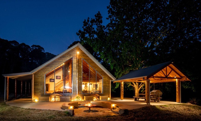 Porepunkah Cabin | Red Earth Lodge - secluded bushland setting