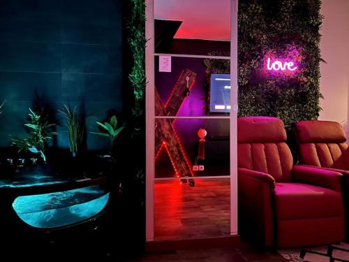 Souppes-sur-Loing Apartment | Red love-room/Balnéo & plus !