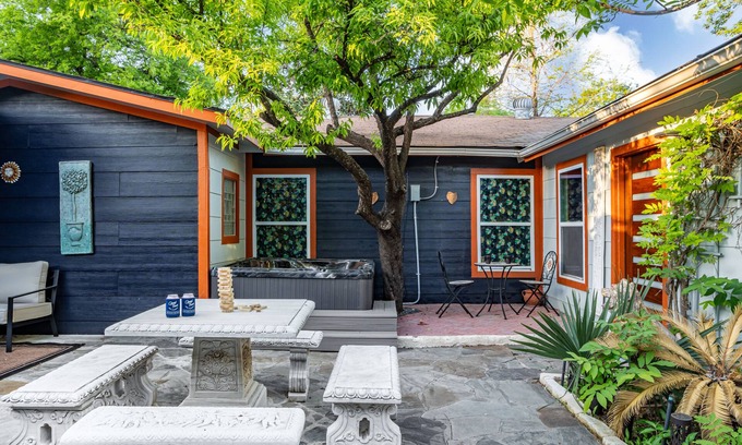 South Lamar Apartment | Red River by AvantStay | Shared Pool + Hot Tub | 20 Minutes to Downtown Austin