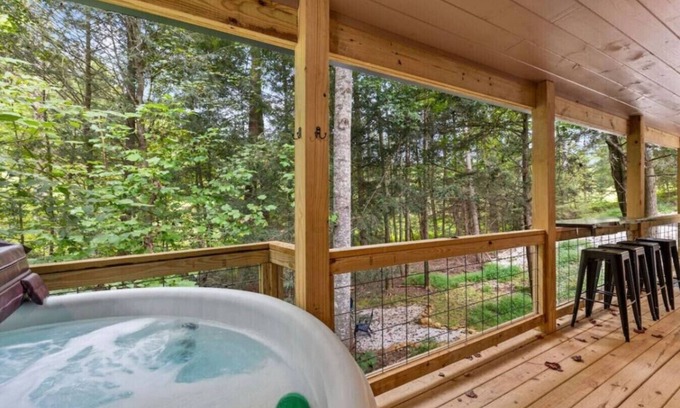 Campton Cabin | Red River Gorge Hot Tub Firepit Wi-Fi Tucked Away