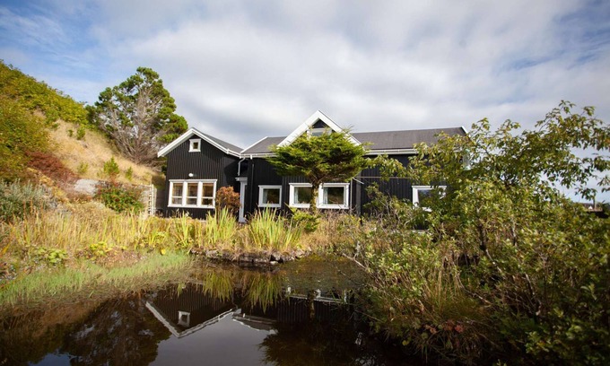 Torshavn House | Red Robin - 4 bedroom house next to Svartifoss Waterfall