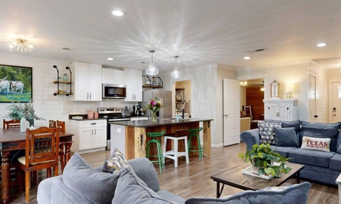 Bryan House | Red Robin House ~ Aggieland Vacation Rentals