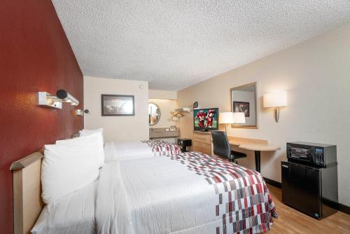 Dearborn Hotel | Red Roof Inn Detroit - Dearborn-Greenfield Village