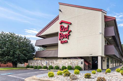 Coliseum Central Hotel | Red Roof Inn Hampton Coliseum and Convention Center