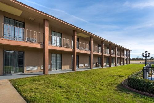 Sulphur Springs Hotel | Red Roof Inn & Suites Sulphur Springs