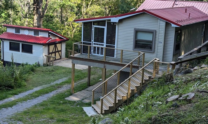 Stanley House | Red Roof mountain cabin with Starlink internet!