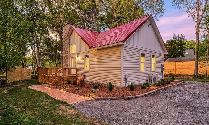 Bumpass Cottage | Red Roof Retreat at Lake Anna, Waterfront w/kayaks, fire pit, grill & large deck