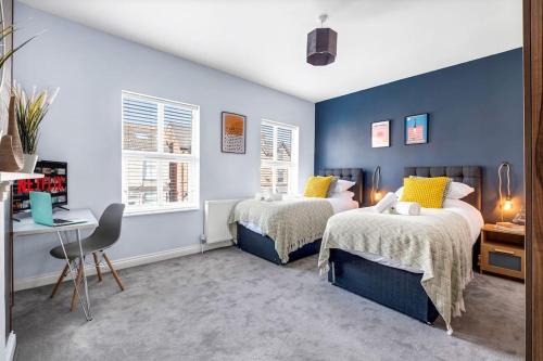 Redditch House | Redditch 4 Bed 3 Bath From 21 PP Per Night 5 Star