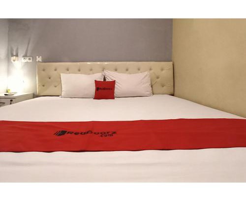 Sidoarjo Hotel | RedDoorz at Deluxe Hotel near Terminal Purabaya Bungurasih