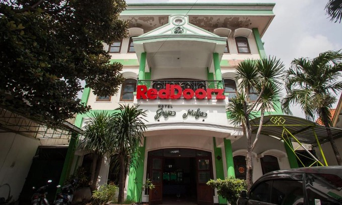 Surabaya House | RedDoorz @ Genteng Surabaya 2