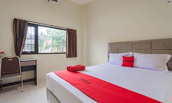 Balikpapan Hotel | RedDoorz near Arka Sepinggan Airport Balikpapan