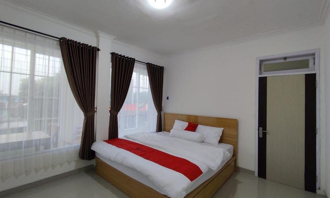 Purwokerto Hotel | RedDoorz near Rita Super Mall Purwokerto