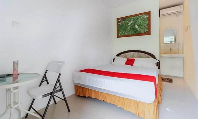 Depok Hotel | RedDoorz near RS Mitra Keluarga Depok