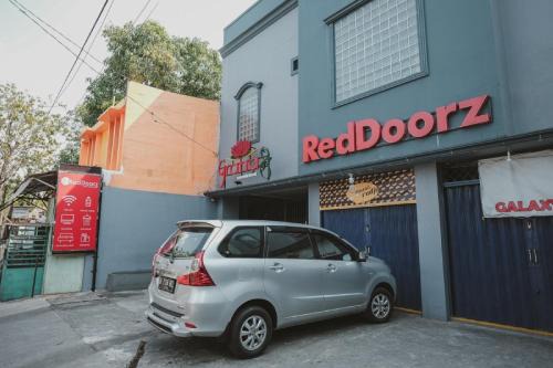 Jakarta Utara House | RedDoorz near RSUD Koja