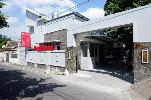 Laweyan House | RedDoorz near Solo Square 3