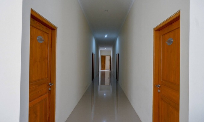 Karanganyar Hotel | RedDoorz near Stadion 45 Karanganyar