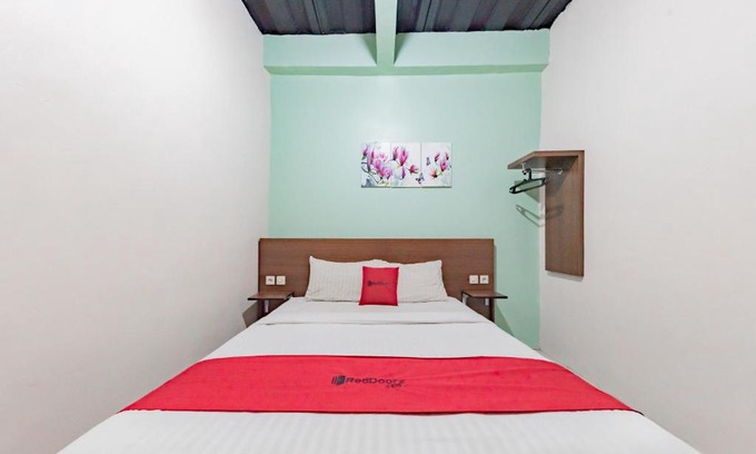 Karawang Hotel | RedDoorz near UNSIKA University Karawang