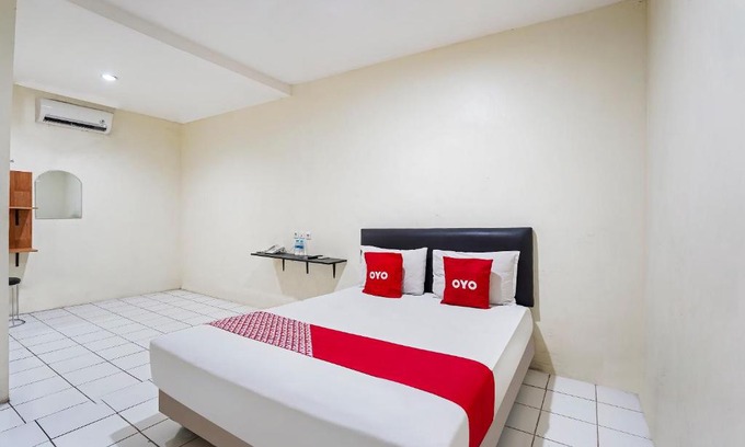 Surabaya Hotel | RedDoorz Plus near Galaxy Mall
