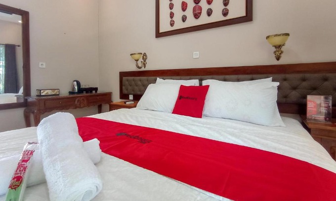 Prambanan Hotel | RedDoorz Plus Syariah At Puri Cempaka Prambanan