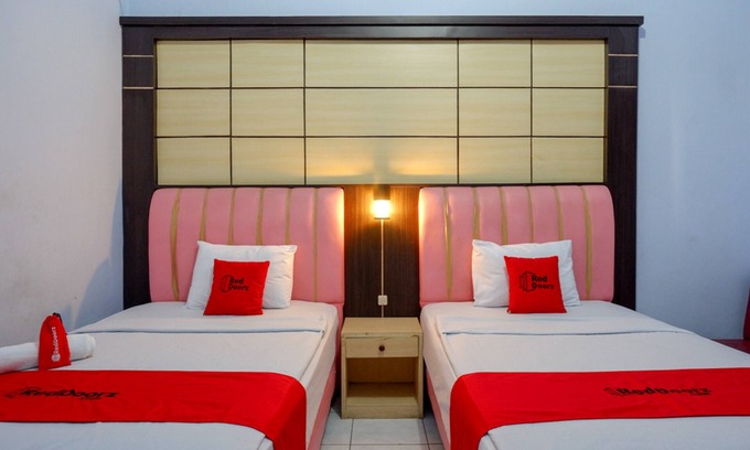 Pekalongan Hotel | RedDoorz Plus Syariah near Stasiun Pekalongan 2