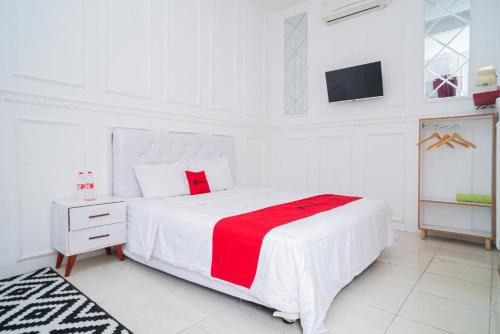 Ponorogo Hotel | RedDoorz Syariah at Aura Homestay
