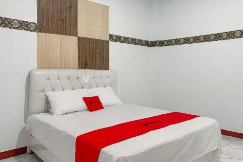 Cianjur Hotel | RedDoorz Syariah at Raisaespace Cianjur