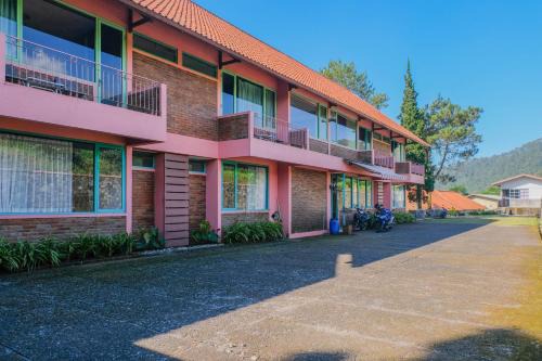 Getasan Hotel | RedDoorz Syariah near Kopeng Treetop Adventure