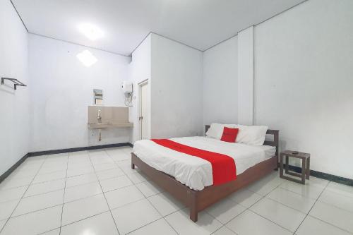 Sumber Hotel | RedDoorz Syariah near Universitas Muhammadiyah Cirebon
