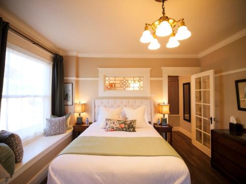 Siskiyou-Hargadine Historic District House | Redtail Inn - 3 Suites Sleeps Up To 12