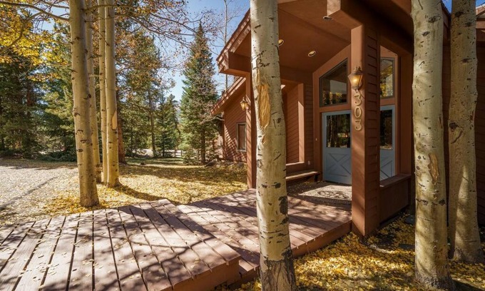 Weisshorn House | Redwood Lodge: Classic Mountain Getaway with Hot Tub in Downtown Breck!