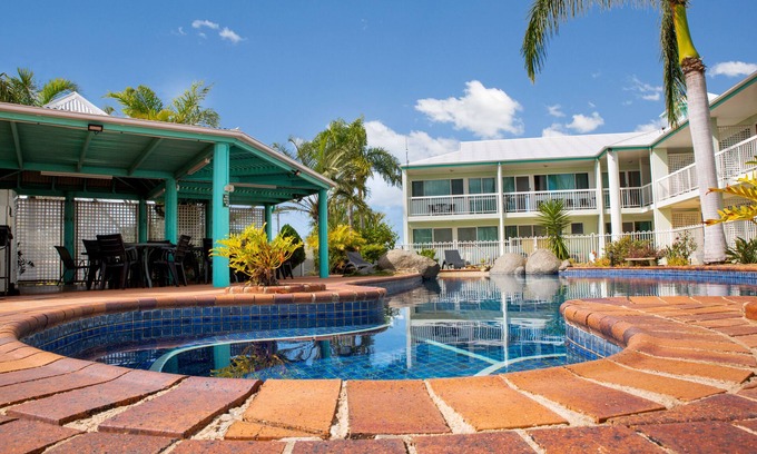 Tannum Sands Hotel | Reef Adventureland Motel