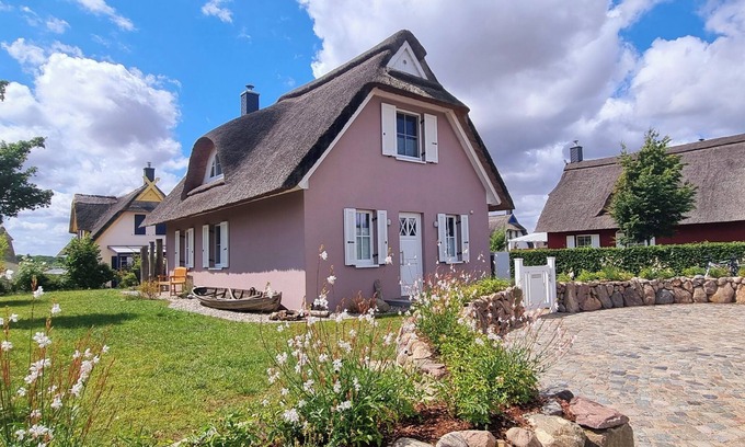 Zierow House | Reethaus am Meer - pure relaxation and recreation! Sauna & fireplace - Wallbox at the house