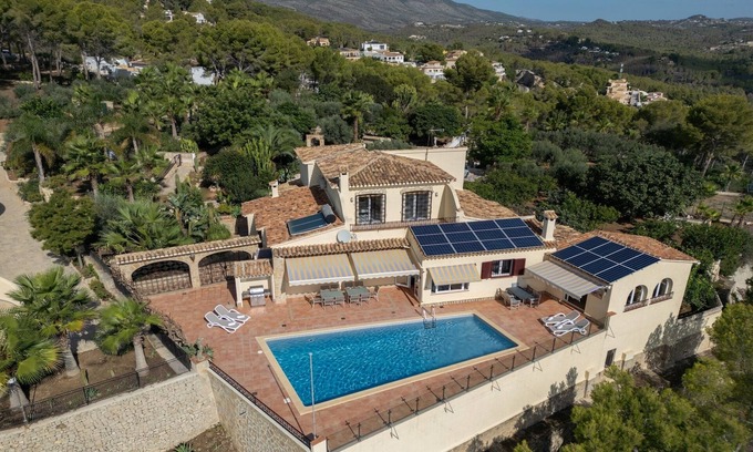 Calpe Villa | Ref 147) Large well-maintained villa in Calp(e) with sea views for 10 people