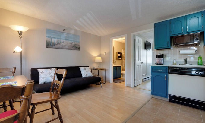 Wells Condo | Refreshing pool view condo at Nautical Mile resort Pool Tennis Courts