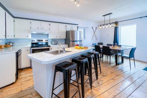 Notre-Dame-Auxiliatrice-de-Buckland House | Refuge du Massif - Halte au cœur du village