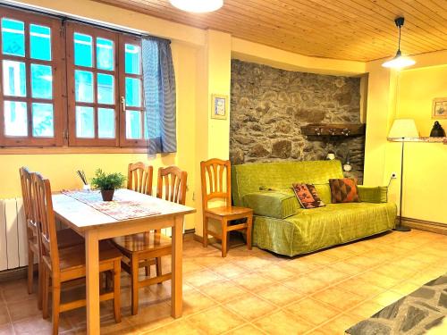 Isavarre Apartment | Refugi acollidor de pedra i fusta by RURAL D'ÀNEU