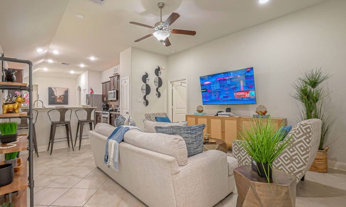 Humble House | Regal Houston/IAH Villa: Parking|7 Beds|Sleeps 10|