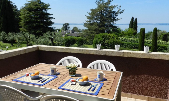 Cisano Apartment | Regarda -Blue View 1 apartment with lake view, 1 bedroom, pool
