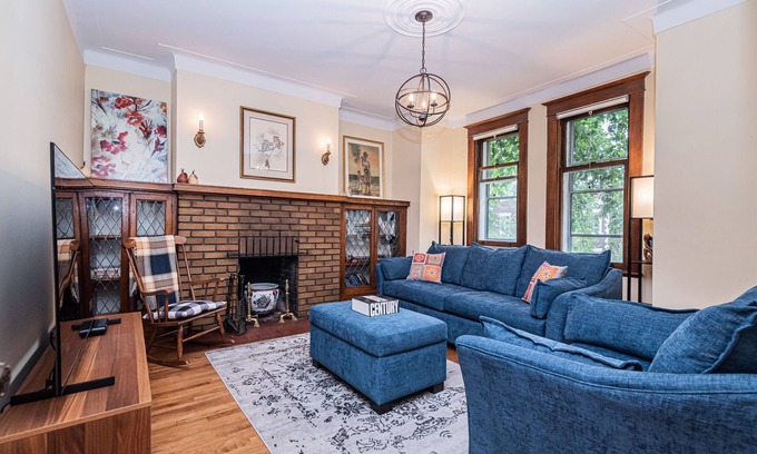 Cote-Des-Neiges—Notre-Dame-De-Grace Apartment | Regent One: Courtyard, 2 Balconies, Vintage home, 4 BR, 9.6 Walking Score