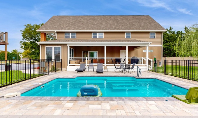 Rehoboth Beach House | Rehoboth Beach group getaway with private pool & 2 studio apts