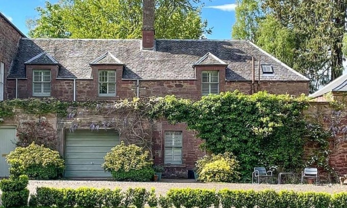 Coupar Angus Apartment | Reidochie Stables luxury haven overlooking garden