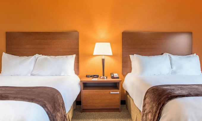 Soncy Hotel | Relax and Cook in a Spacious Suite with Kitchen Near Austin Park and Route 66