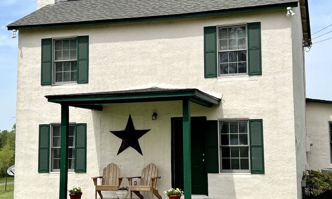 Culpeper House | Relax and enjoy a quiet, country get-away at Lucky Star Farm!
