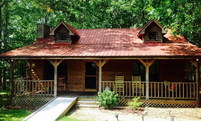 Spencer House | Relax and enjoy at this 2.5 B/2B cabin with hot tub by Fall Creek Falls Park