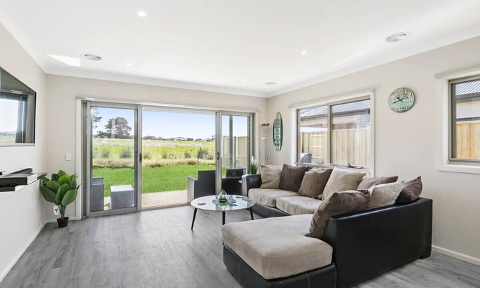 Torquay House | Relax at Torquay Dunes: Shops and Beaches Nearby