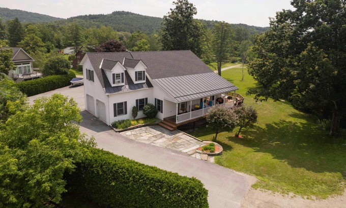 Crystal Beach House | Relax by "The Water's Edge" & enjoy amazing views and year round fun! 6BR/3.5BA