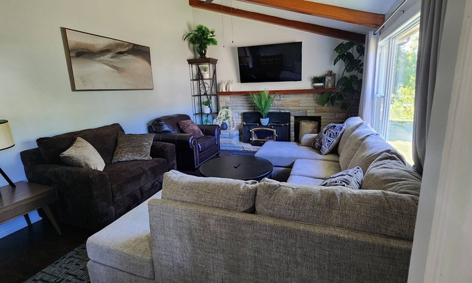 Cornwall House | Relax in Comfort -Family/Group travel or Temporary Relocation!
