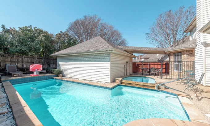 Highland Village House | Relax in our spacious villa, just a quick ride away to Grapevine Malls & Airport